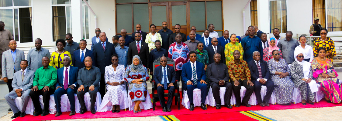 Rais wa Jamhuri ya Muungano wa Tanzania, Dkt. John Pombe Magufuli akiwa katika picha ya pamoja na Mawaziri na Naibu Mawaziri baada ya uzinduzi wa Mji wa Serikali jijini Dodoma.